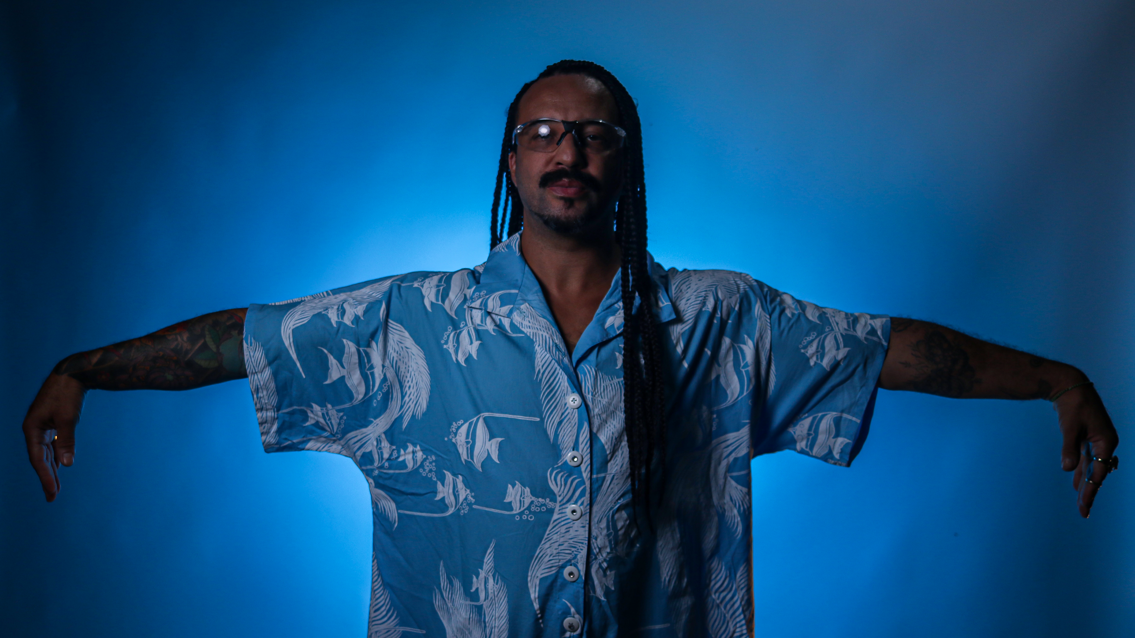 Cantor Hans Landim celebra espiritualidade africana com cântico a Ori