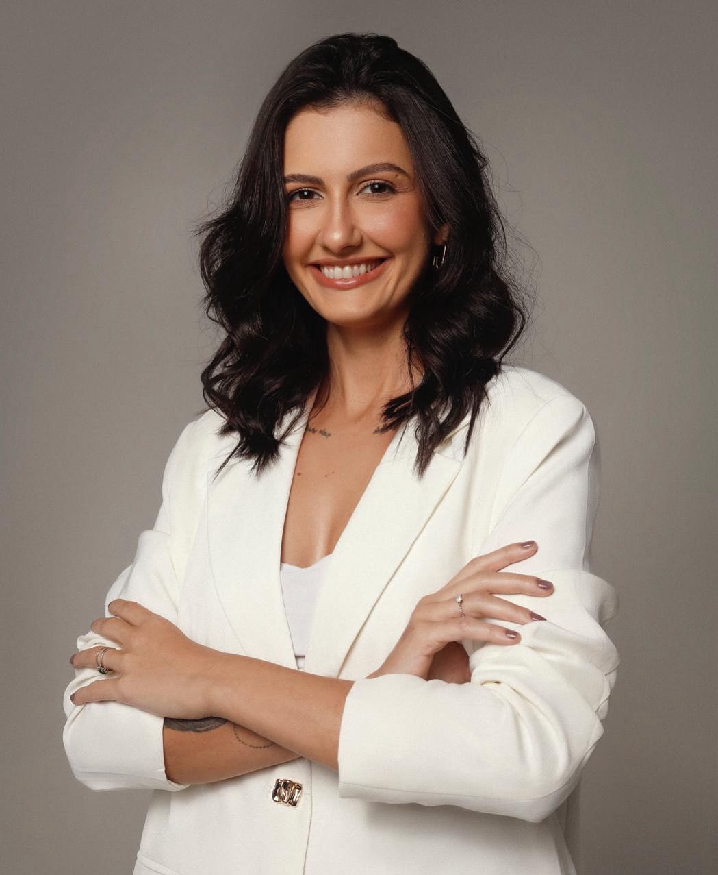 Novo visual destaca uma Carolina Miranda mais intensa e sofisticada