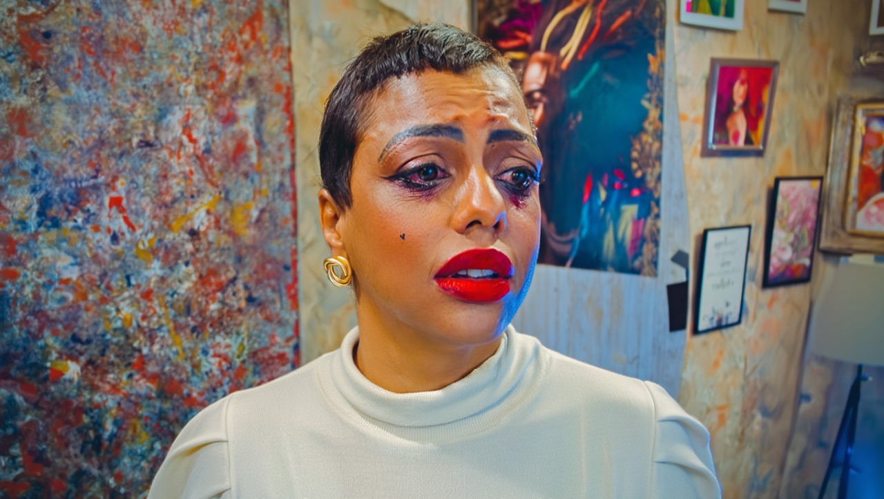 Vozes que ecoam: quando o som vira memória, luta e libertação Na jornada do dia 25 de novembro a arte encontra a causa: a cantora Nanda Black e o produtor DJ Marlboro transformam dor em resistência com um videoclipe gerado por inteligência artificial como homenagem às mulheres que enfrentam a violência.