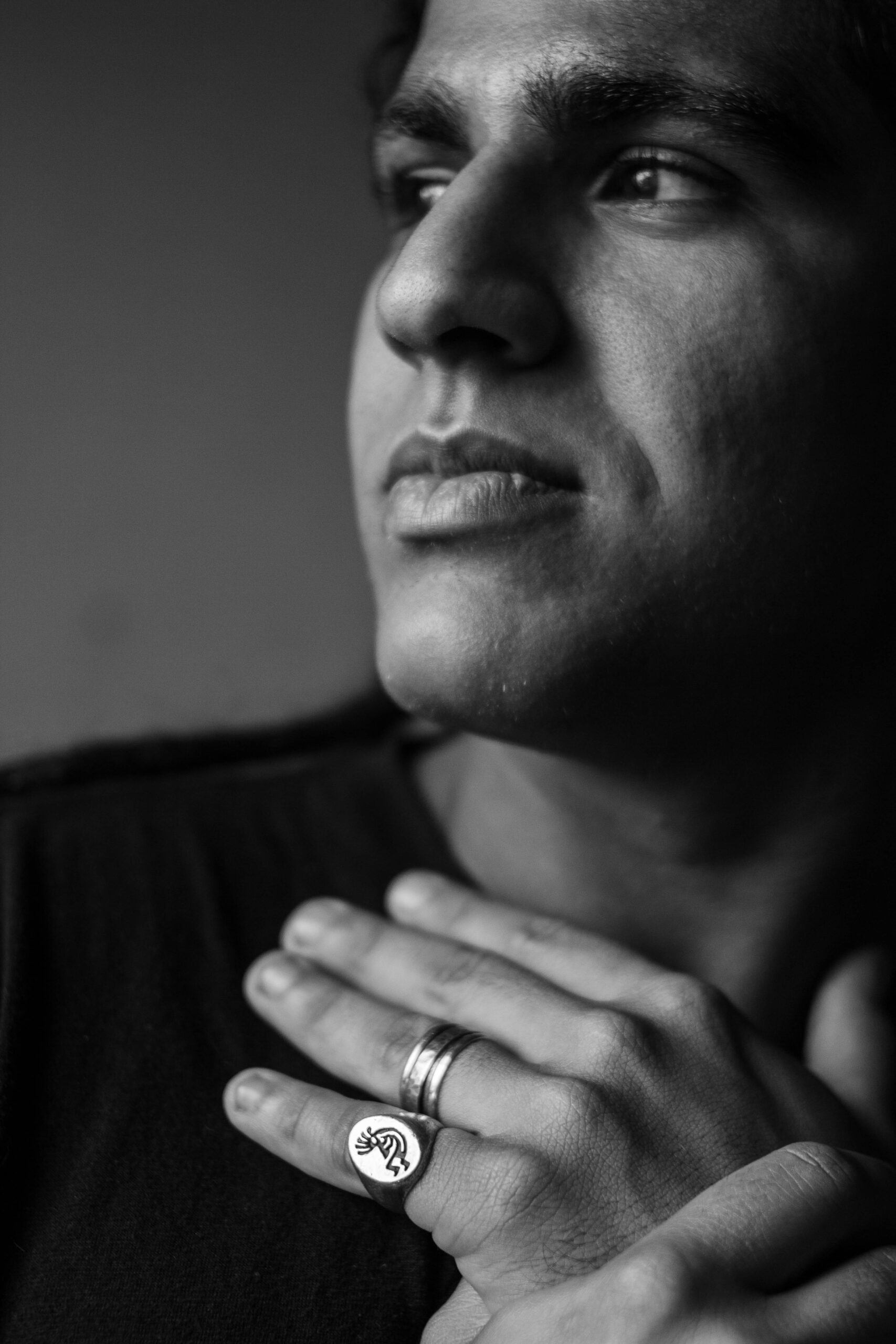 ‘Emmano celebra a força do mar em novo single que homenageia Yemanjá’