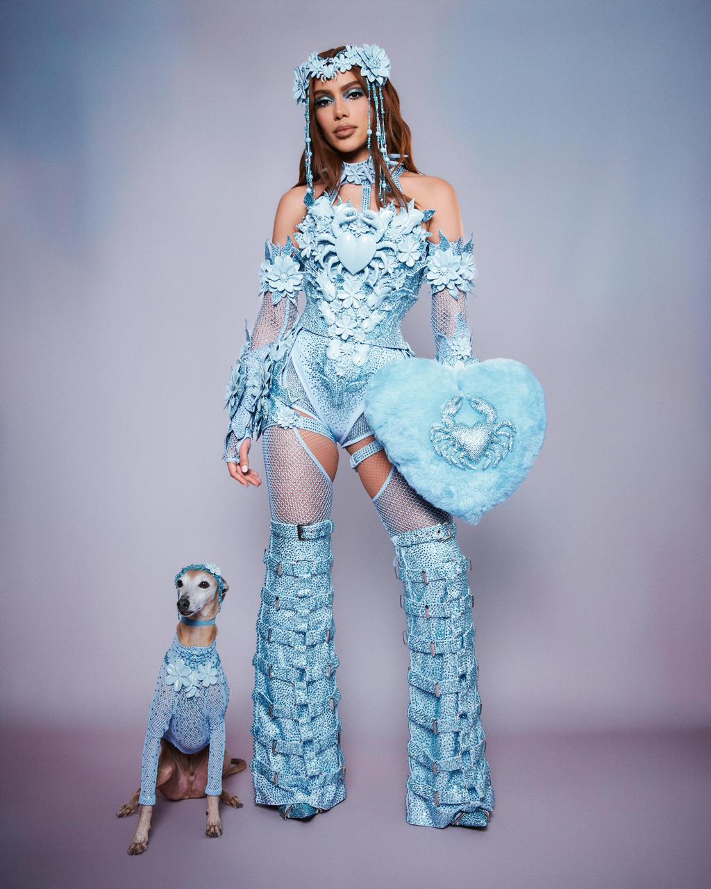 Anitta aposta no signo de Câncer e reforça protagonismo fashion nos Ensaios do Rio de Janeiro