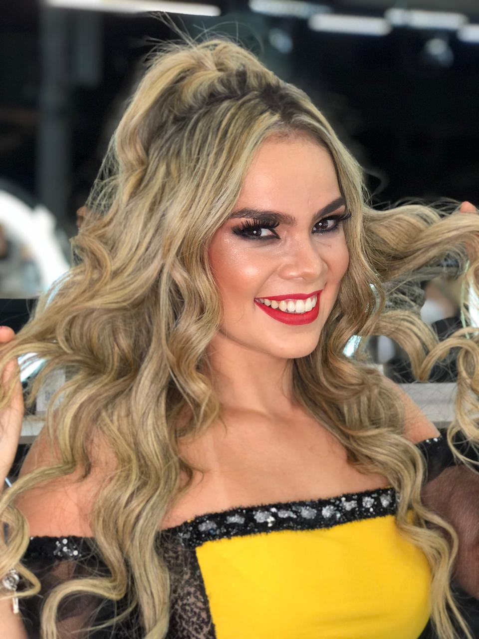 Alternativas ao glitter ganham espaço na maquiagem e no cabelo durante o carnaval