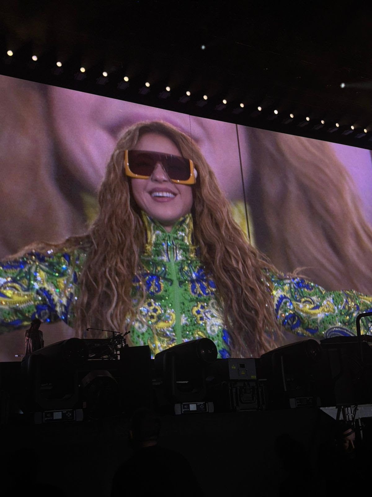 Shakira abre show histórico em Copacabana com looks exclusivos Swarovski
