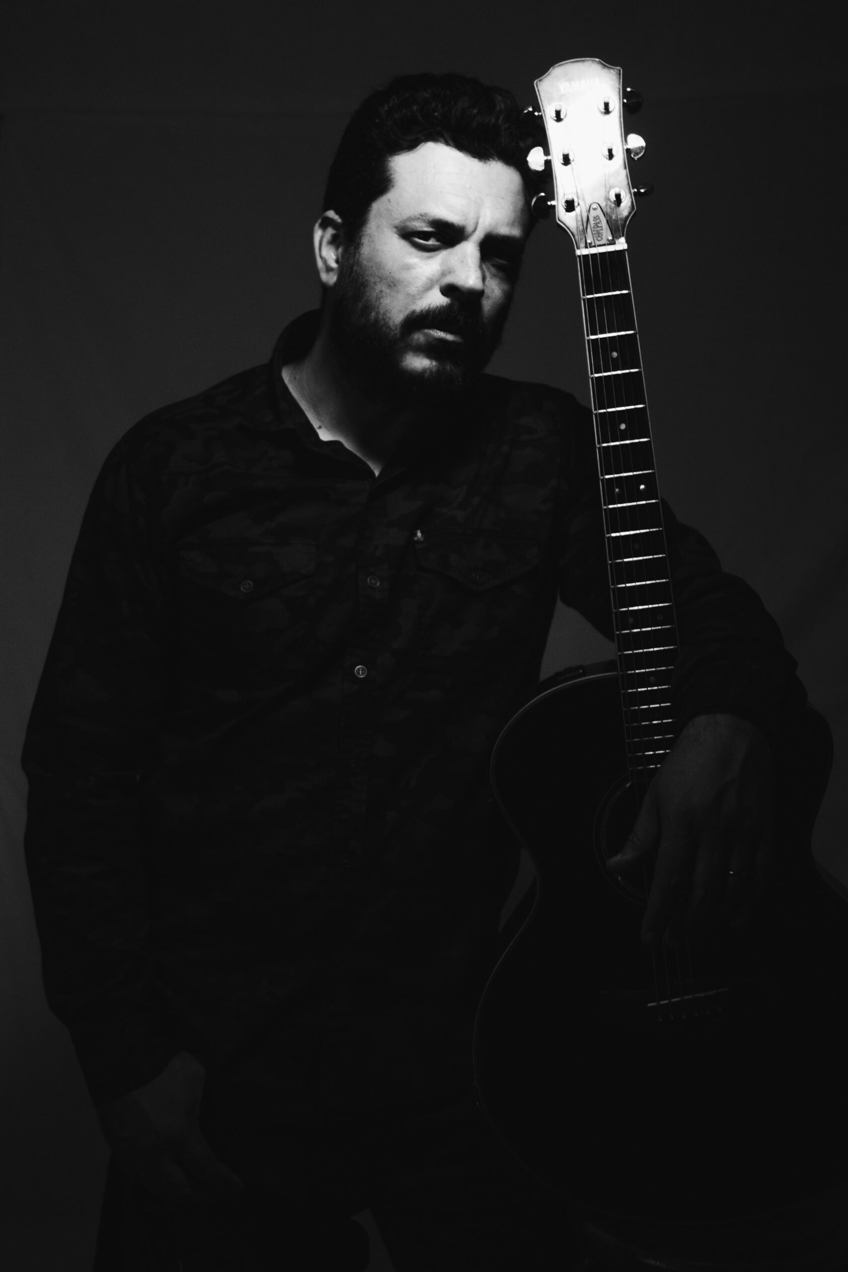 Diogo Darkie lança ‘Canções Tristes Para Corações Partidos’, single que transforma desencontros amorosos em uma narrativa intensa e emocionante.