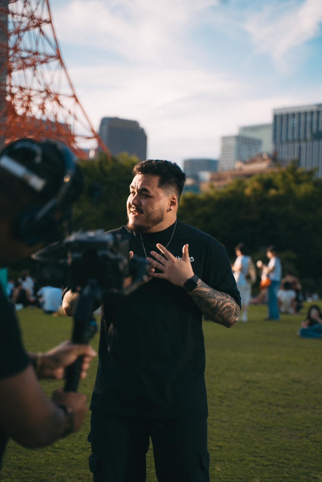 Paulo Akihiro transforma Tokyo em cenário para novo clipe sertanejo