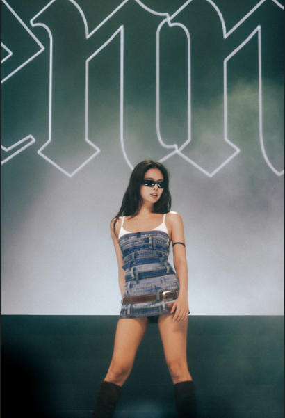JENNIE usa look Calvin Klein Collection personalizado durante sua apresentação no Summer Sonic Festival, em Tóquio