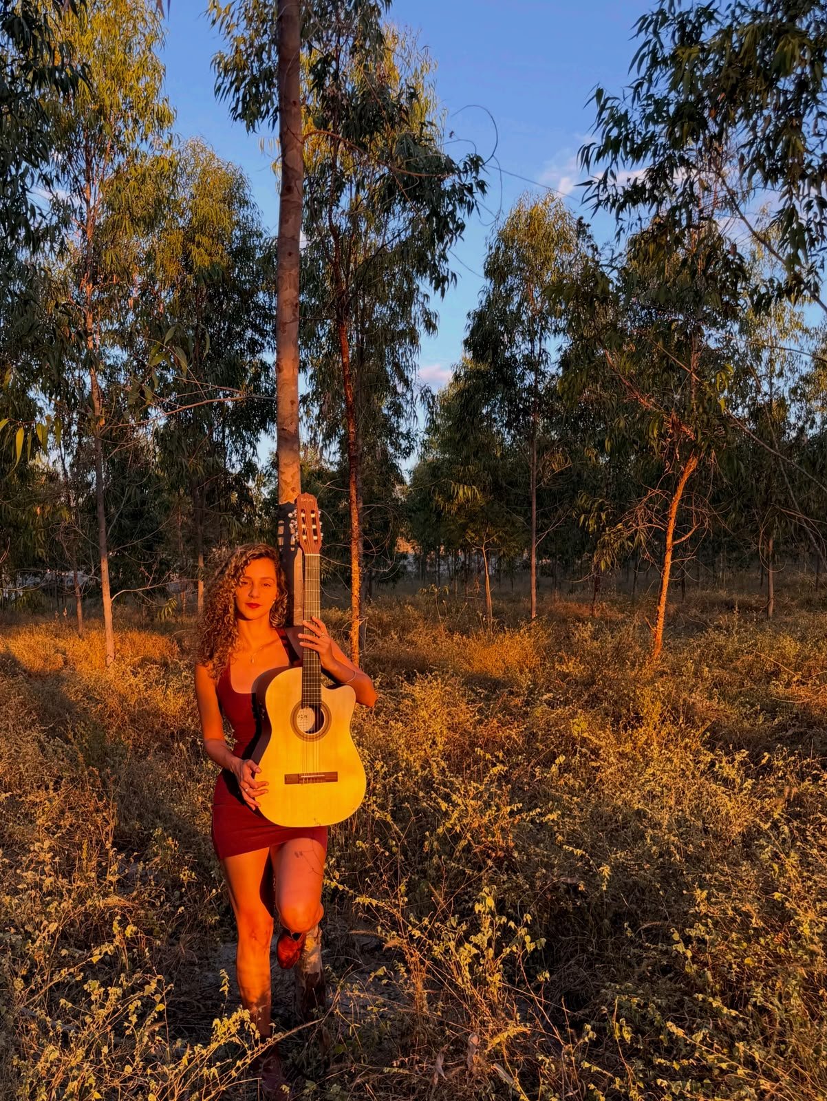 Emilly Rios estreia na música com álbum inspirado em memórias e experiências